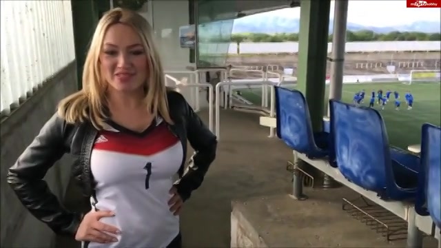 Blonde Duitse slet met grote borsten buiten berijden 