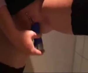 Dildo sex op het toilet